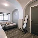 Hostel 4 *